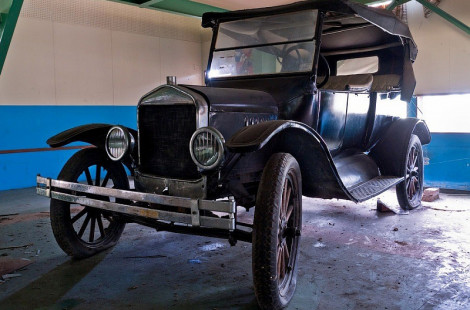 Заброшенный музей с коллекционными раритетными автомобилями в Японии