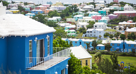 Необычные ступенчатые крыши домов на Бермудских островах