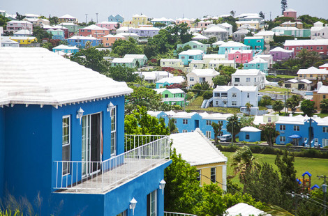 Необычные ступенчатые крыши домов на Бермудских островах