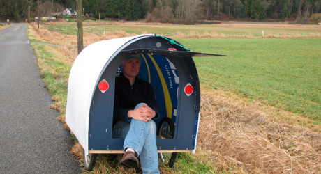 Одни называют его сумасшедшим, другие – гением: американец много лет путешествует с крошечным домиком на колёсах