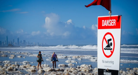 Чем опасная пена на пляжах Австралии — что она таит?