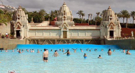 В аквапарке Siam Park самая большая искусственная волна в мире (2 видео)