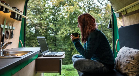 Венгерский фотограф переоборудовал свой старенький фургон в машину для путешествий