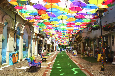 Арт-инсталляция парящих зонтиков