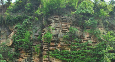 Таинственные древние висячие гробы на юге Китая