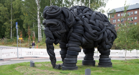 Скульптура гигантского слона, сделанная из переработанных шин и стали