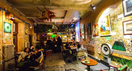 Руин-бары Будапешта – что это такое и кто туда ходит?
