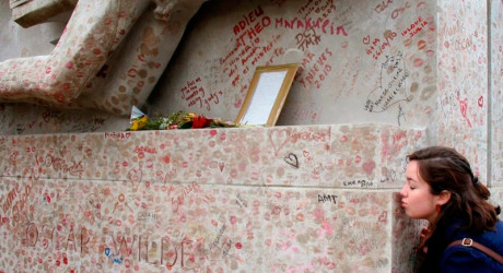 Необычная традиция у могилы Оскара Уайльда