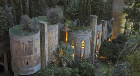 Знаменитый испанский архитектор превратил заброшенный цементный завод в свой дом