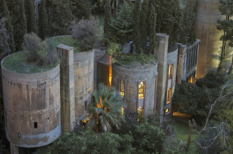 Знаменитый испанский архитектор превратил заброшенный цементный завод в свой дом