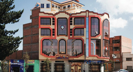 Красочные особняки в Боливийском городке Эль-Альто