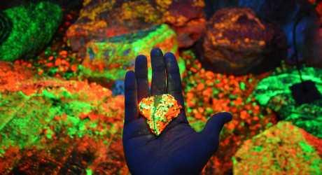 Флуоресцентные скалы Стерлинг-Хилл в музее горного дела в Нью-Джерси