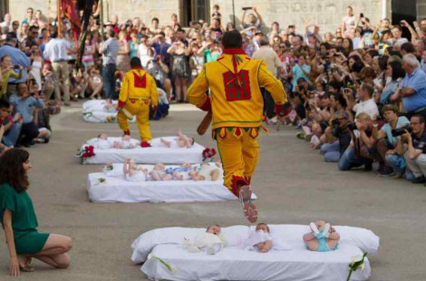 «Эль Колачо» — фестиваль прыжков через детей в Испании