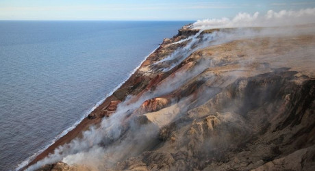 Необычные дымящиеся холмы в Канаде