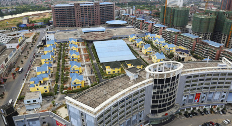 На крыше торгового центра в Китае «зависли» 25 вилл