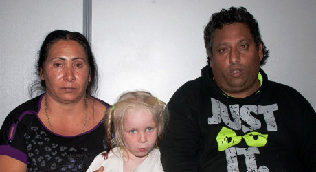 Полиция нашла семью «белокурой» девочки из цыганского табора в Греции