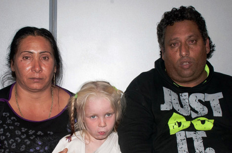 Полиция нашла семью «белокурой» девочки из цыганского табора в Греции