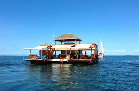 Удивительный плавучий бар Cloud 9