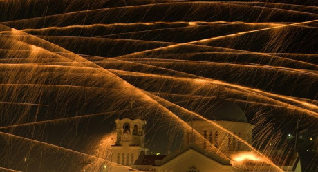 Фестиваль фейерверков Rouketopolemos в Греции