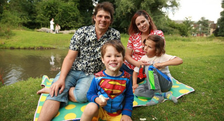 Молодожены из Англии продали дом и отказались от школы для детей, чтобы поехать в кругосветное путешествие