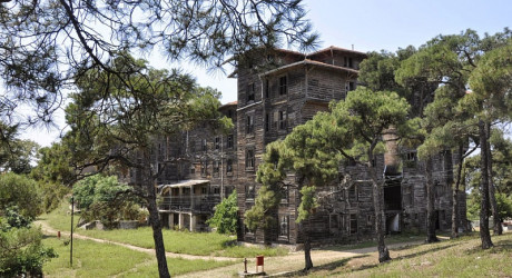 Греческий приют Prinkipo – самое большое деревянное здание в Европе