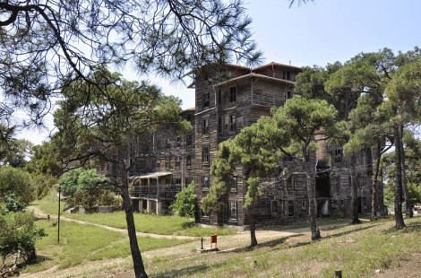 Греческий приют Prinkipo – самое большое деревянное здание в Европе