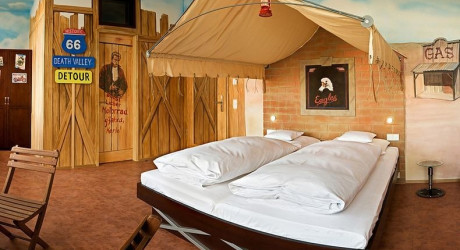 V8 – тематический отель для поклонников ретро автомобилей в Германии