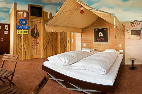 V8 – тематический отель для поклонников ретро автомобилей в Германии