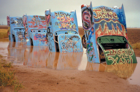 Ранчо кадиллаков «Cadillac Ranch» — кладбище брошенных автомобилей в Техасе