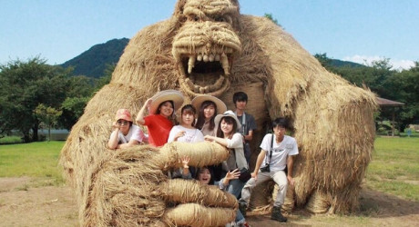 Соломенные гиганты на ежегодном фестивале Вара в Японии