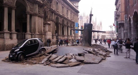 На одной из улиц Милана появилась русская субмарина