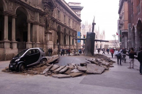 На одной из улиц Милана появилась русская субмарина