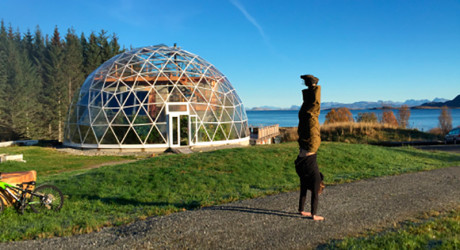 Семья из Норвегии живёт в доме из глины под стеклянным куполом