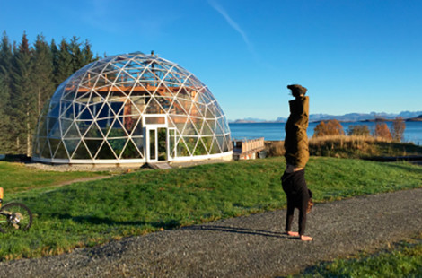 Семья из Норвегии живёт в доме из глины под стеклянным куполом