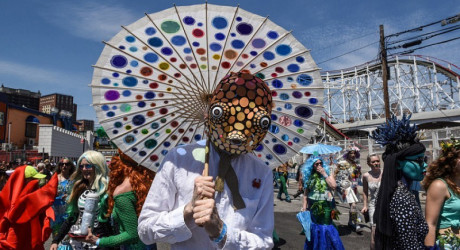 Парад русалок на острове Кони-Айленд в Нью-Йорке