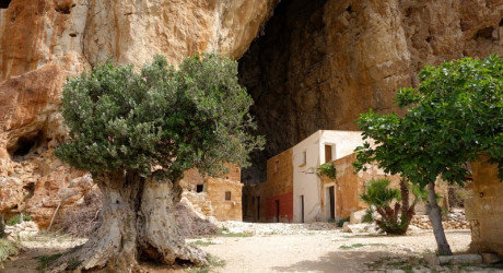 Пещерная деревня Манджапане на западном побережье Сицилии