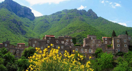 Экспериментальная итальянская деревня на склоне Приморских Альп