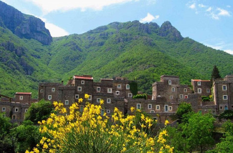 Экспериментальная итальянская деревня на склоне Приморских Альп