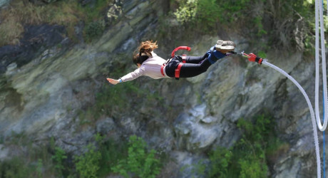 Неудачный прыжок с моста на аттракционе в Африке