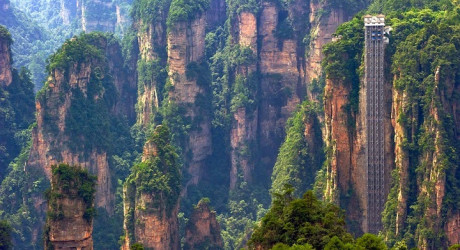 Bailong Elevator – самый высокий лифт в мире, поднимающий туристов на вершину скалы