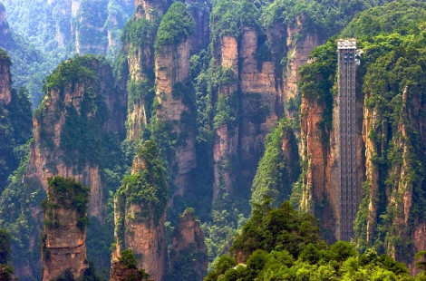 Bailong Elevator – самый высокий лифт в мире, поднимающий туристов на вершину скалы