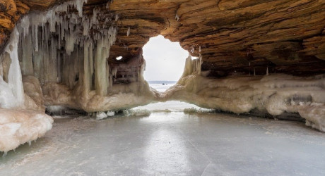Ледяные пещеры Бейфилд на берегу озера Супериор в США