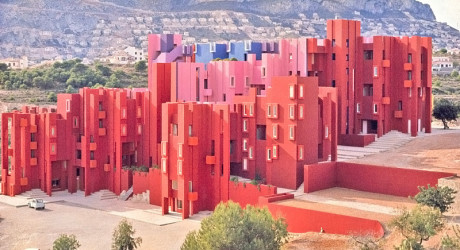 Muralla Roja – минималистичный розовый комплекс в городе Кальпе в Испании