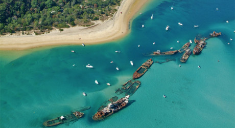 Затонувшие корабли Тангалума на западной стороне острова Моретон в Австралии