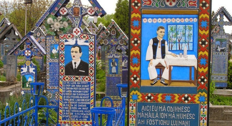 Необычное «веселое кладбище» со смешными эпитафиями в Румынском поселке Сапанта