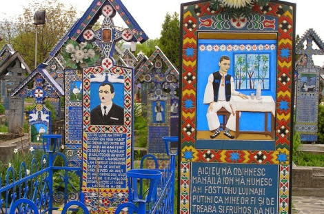 Необычное «веселое кладбище» со смешными эпитафиями в Румынском поселке Сапанта