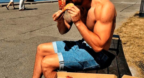 Британец Фил Данкан путешествует по миру вместе с пиццей