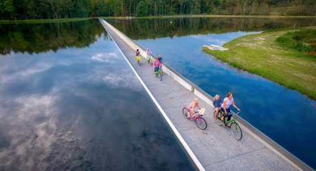 «Cycling Through Water» – обычная велосипедная дорожка через пруд в Бельгии