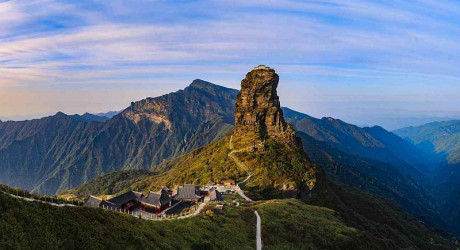 Удивительная гора Фаньцзиншань в провинции Гуйчжоу в Китае