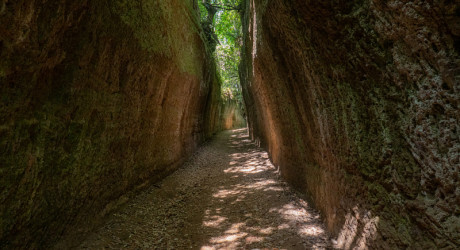 Таинственная сеть каменных каналов Via Cava в Италии